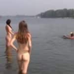 imagen Chicas jugando en la playa desnudas